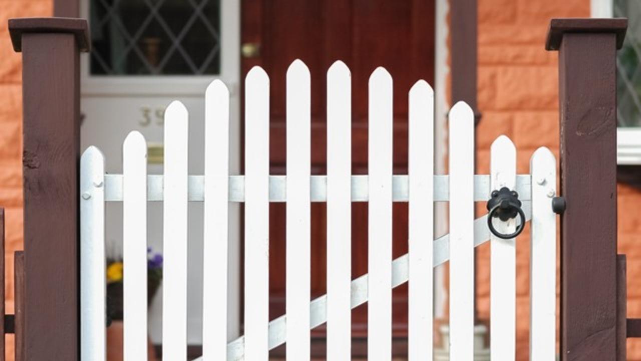 X5ROQ7ckStC2LCWiQk6W_Fence